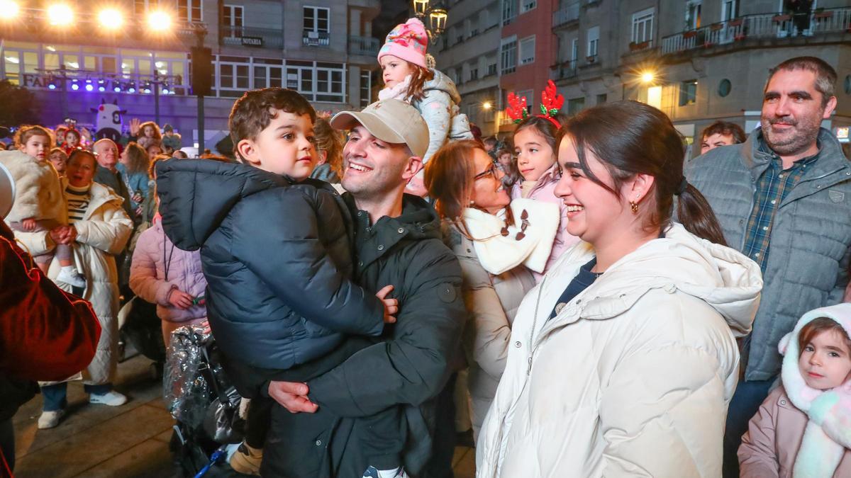 Familias disfrutando del ambiente navideño en la Plaza de Galicia.