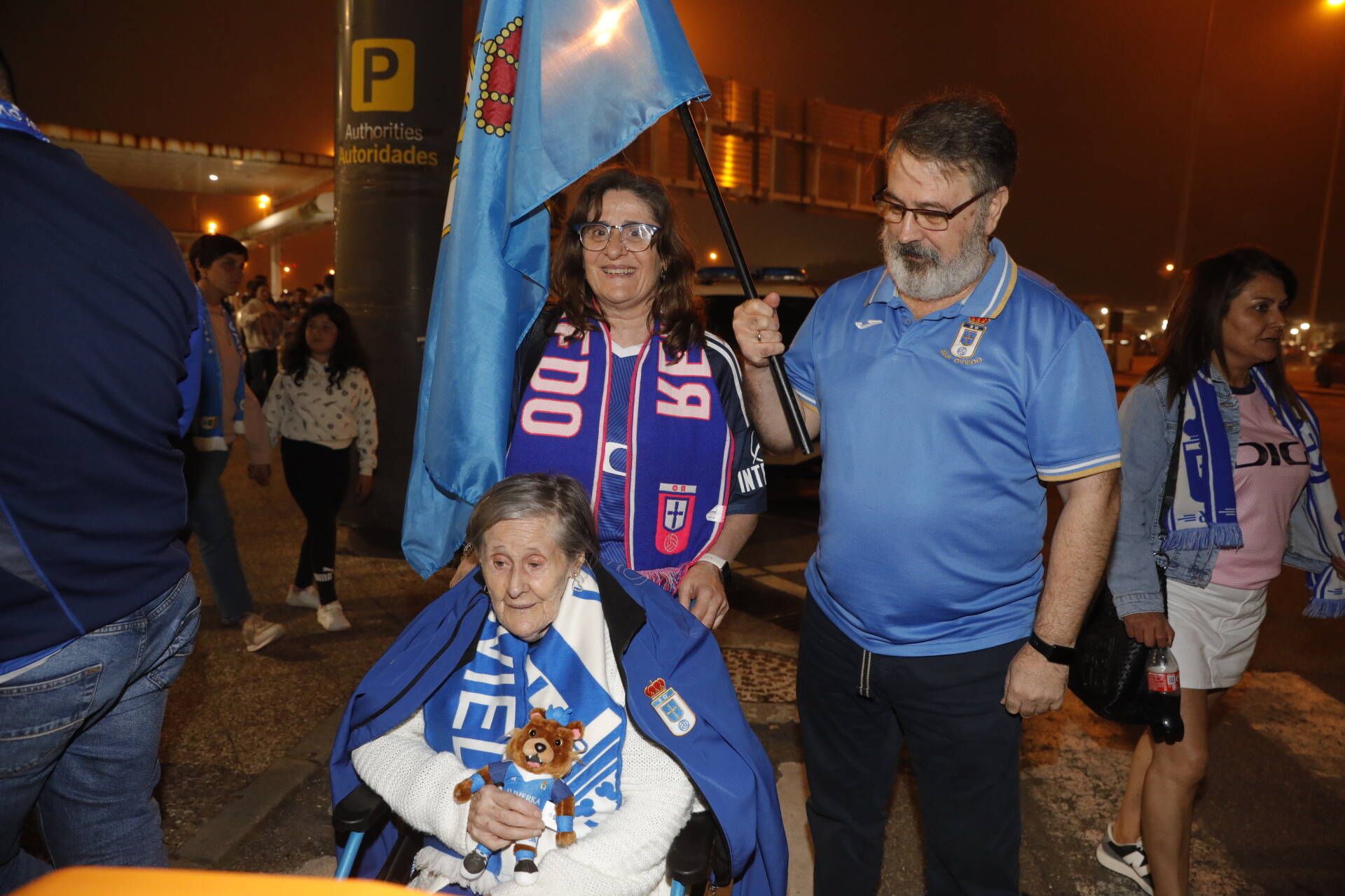 Así fue el recibimiento de la afición al Real Oviedo en el aeropuerto de Asturias