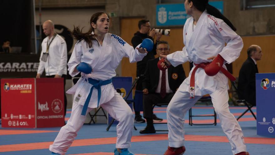 Dos deportistas, durante un combate de la Youth League en el Palacio de Riazor. |  // CASTELEIRO/ROLLER AGENCIA