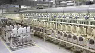 Roca dejará de producir váteres en su fábrica de Gavà para hacer cuartos de baño enteros