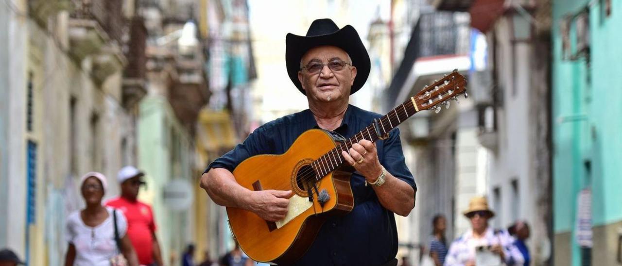 A Eliades Ochoa le conocen como el Johnny Cash de Cuba por su característico atuendo.   |   TITINA STYLE