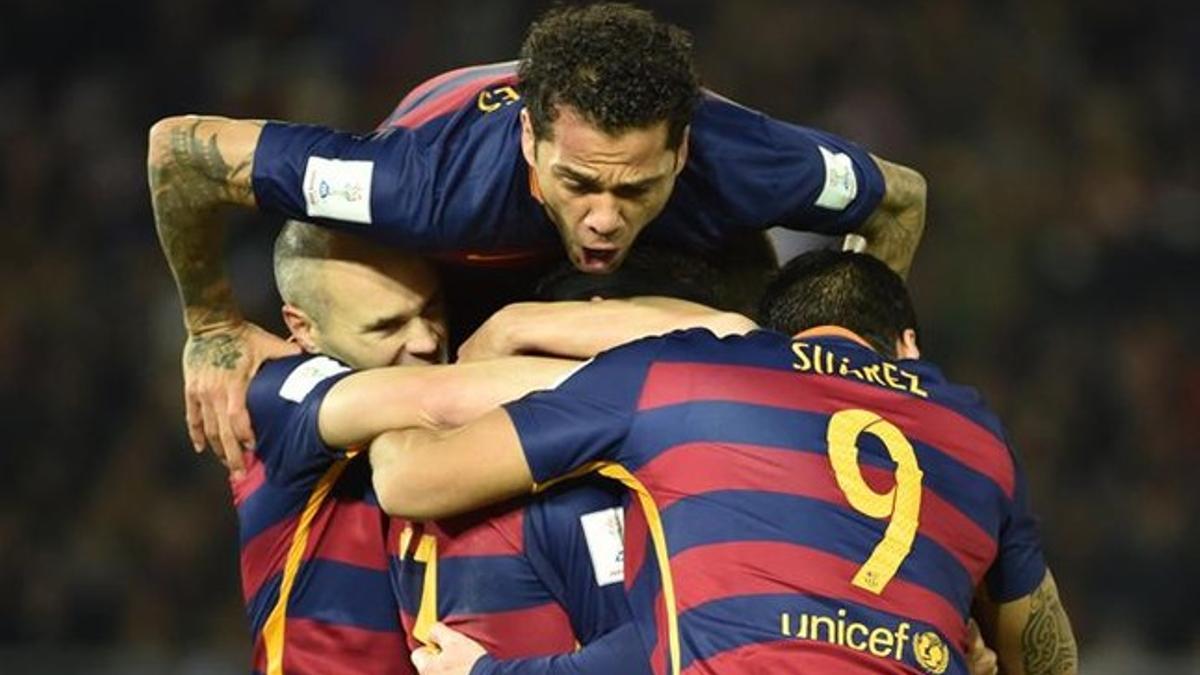 Los jugadores celebran el primer gol de Messi