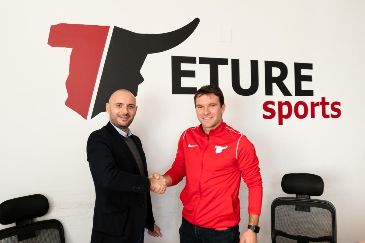 Ximo Miralles y Rafa Marín durante la firma del acuerdo con Eture Sports