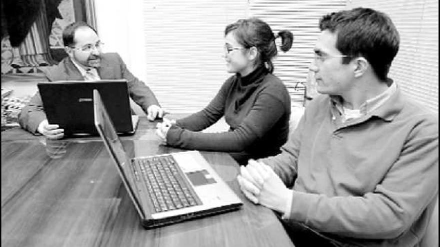 por ordenador. El sacerdote Enrique Orquín lleva dos años realizando el curso por internet.