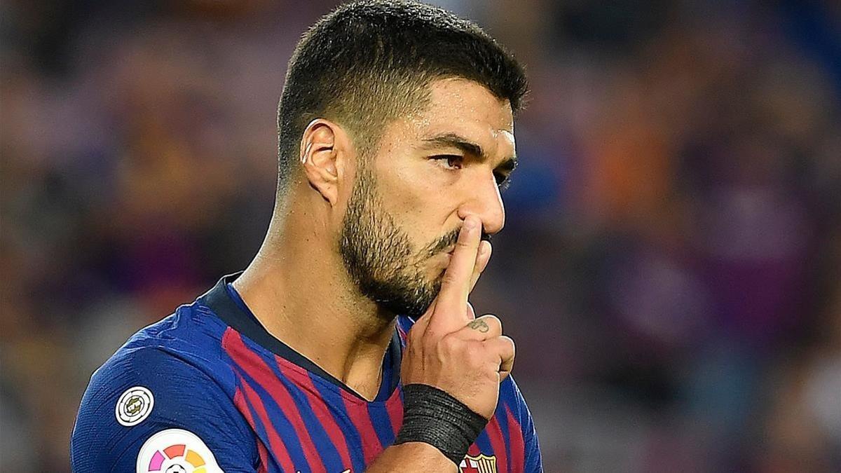 Luis Suárez celebra uno de sus goles al Huesca en el Camp Nou.