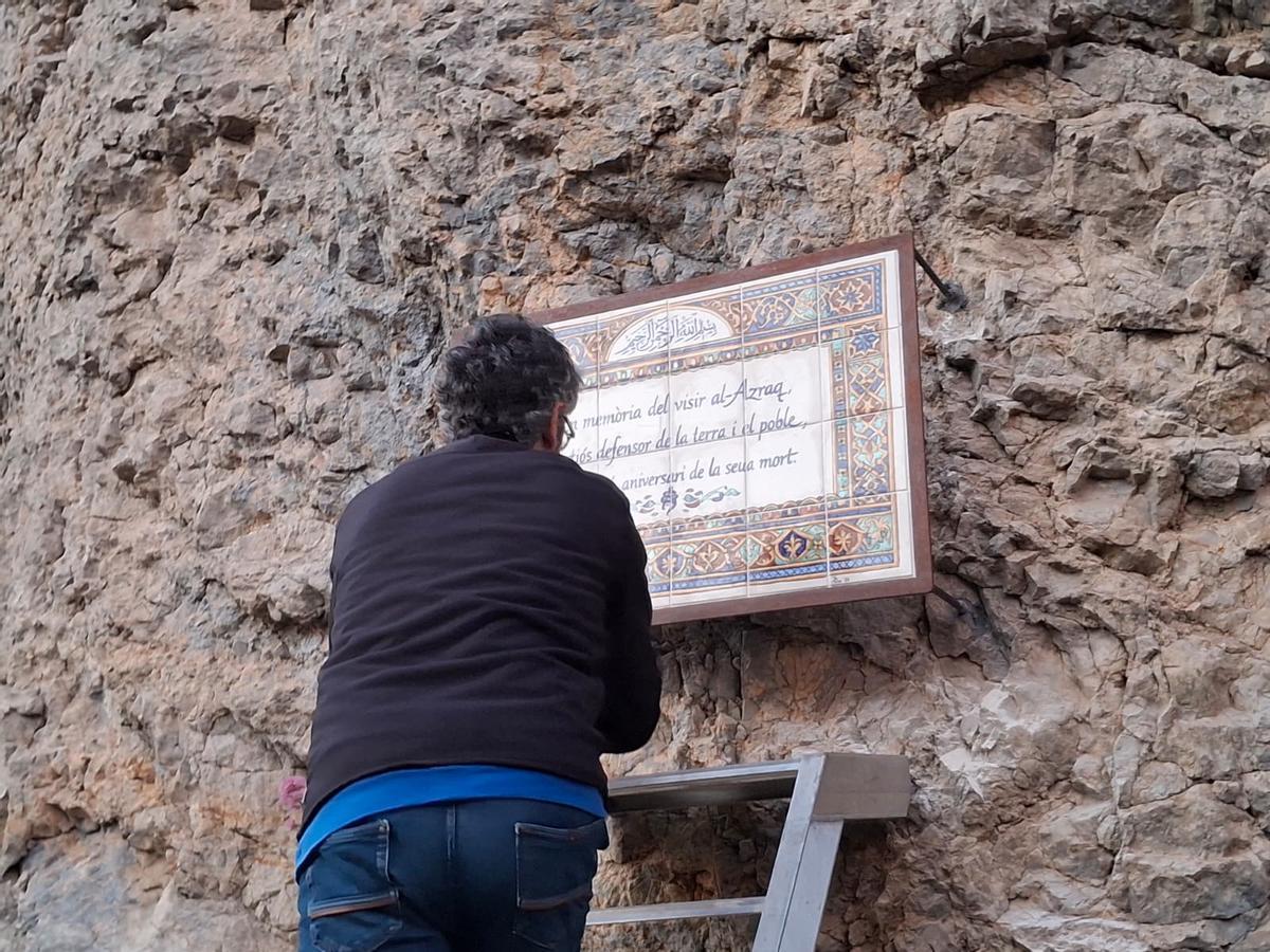 Just Sellés, al destapar la placa cerámica del 750 aniversario de la muerte del Blau