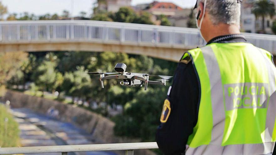 El dron está siendo muy útil los últimos días en las laderas del Vinalopó, donde vigila a corredores y paseantes.