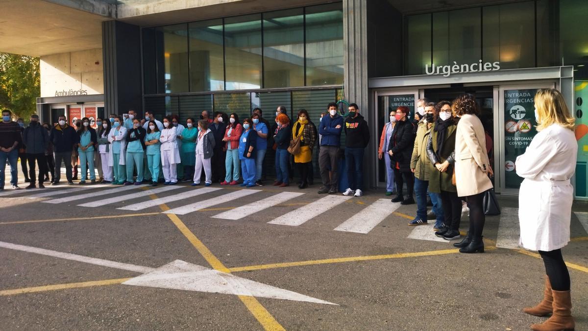 La protesta realizada esta mañana en la puerta de las Urgencias del hospital de Dénia