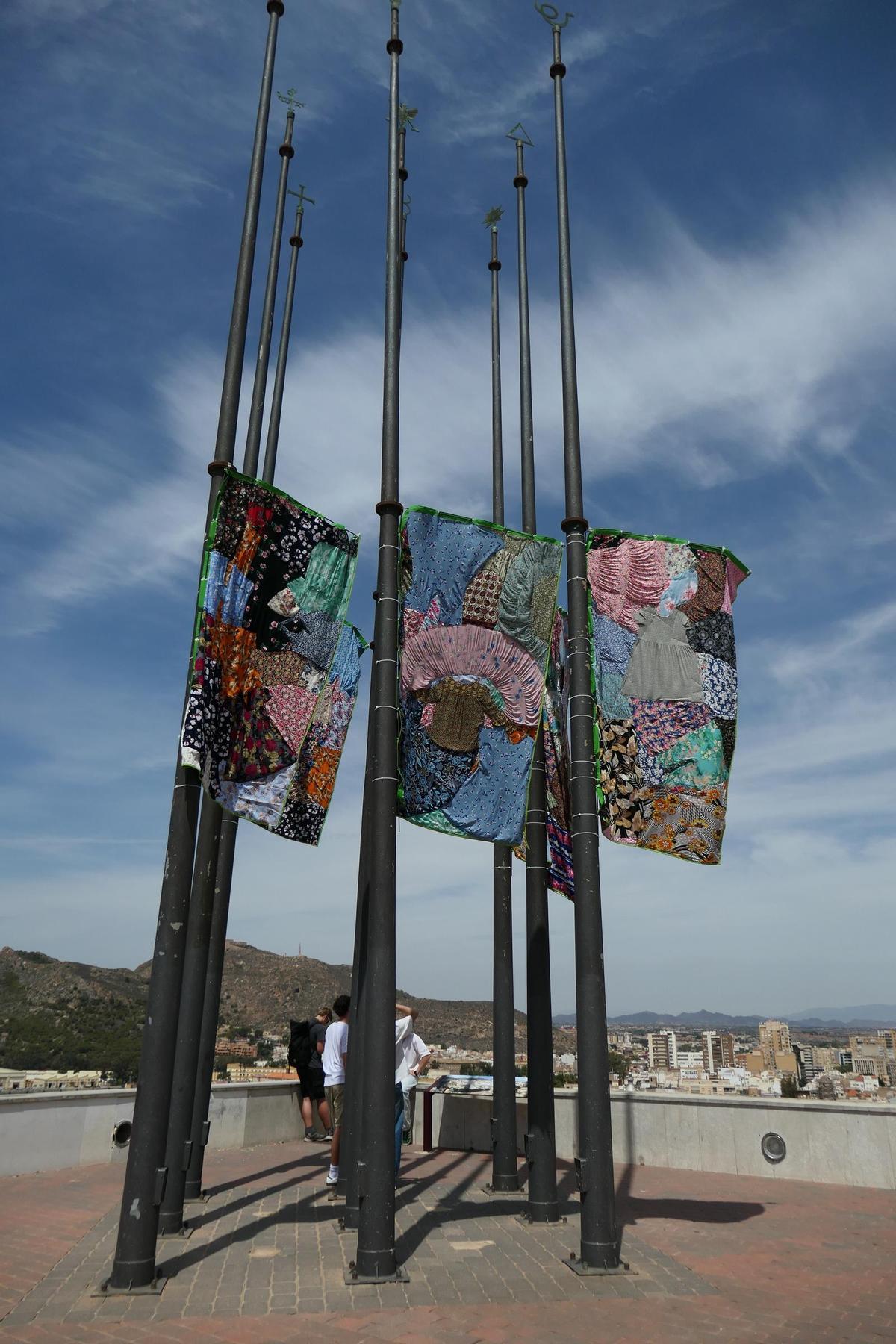 Las banderas hechas con ropa de mujer en la explanada del parque Torres de Cartagena.