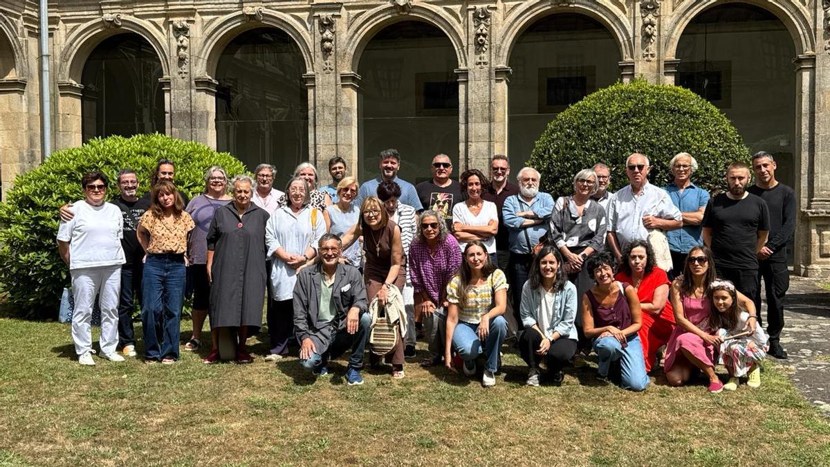 Manuel, en el centro, junto a compañeros y amigos