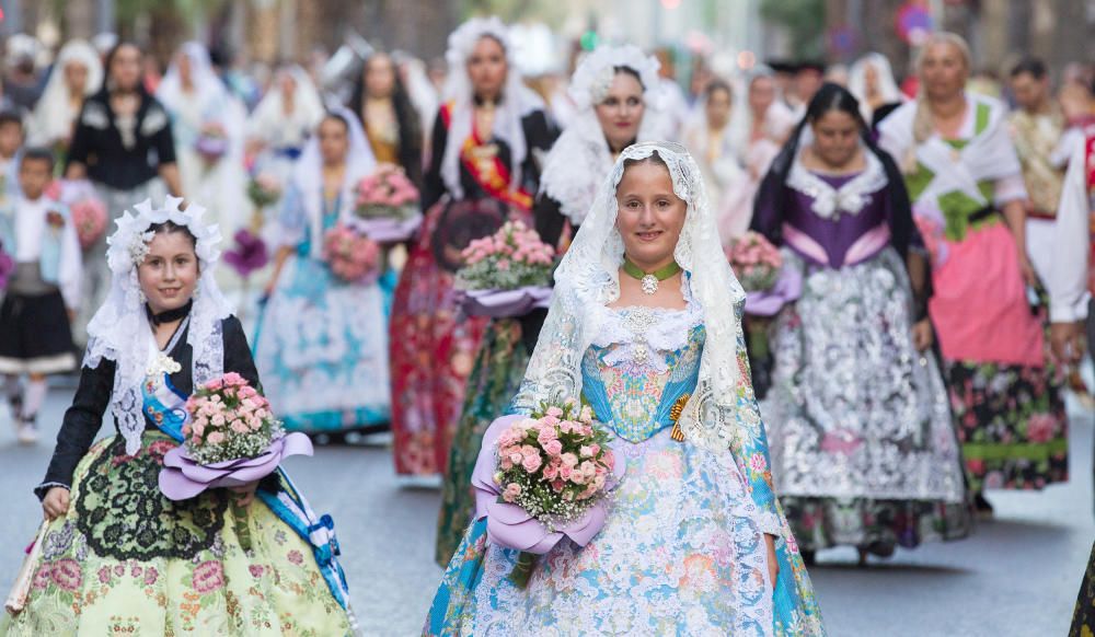 Ofrenda de flores como antesala del fuego en San Vicente del Raspeig.