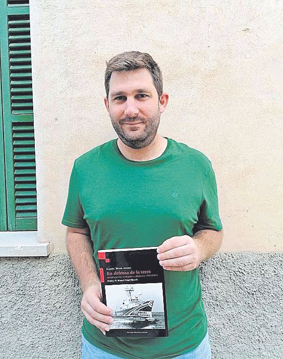 Gabriel Mayol posa con su libro.