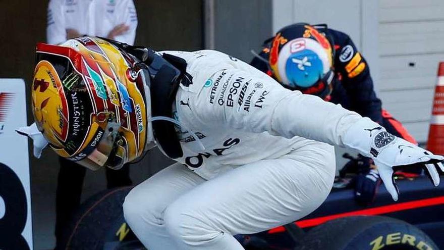 Hamilton celebra sobre su coche la victoria en Japón.