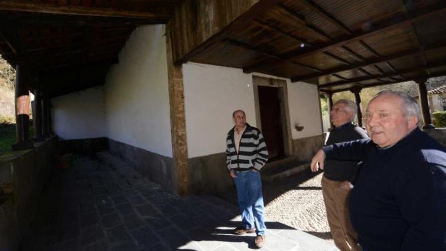 José Antonio López, en primer término, bajo el pórtico de la iglesia de San Martín de Puente de los Fierros.