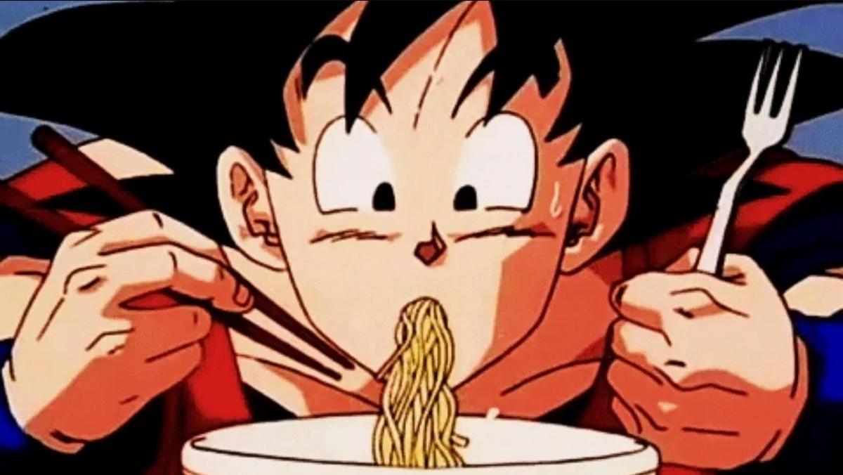 Goku sorbiendo los fideos de un ramen.