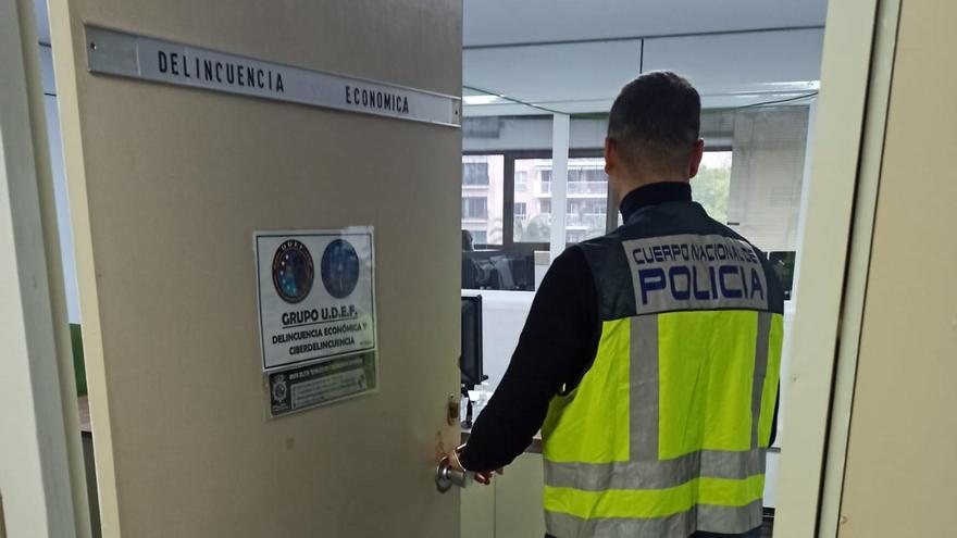 Un agente del Grupo de Delincuencia Económica de la Policía Nacional.