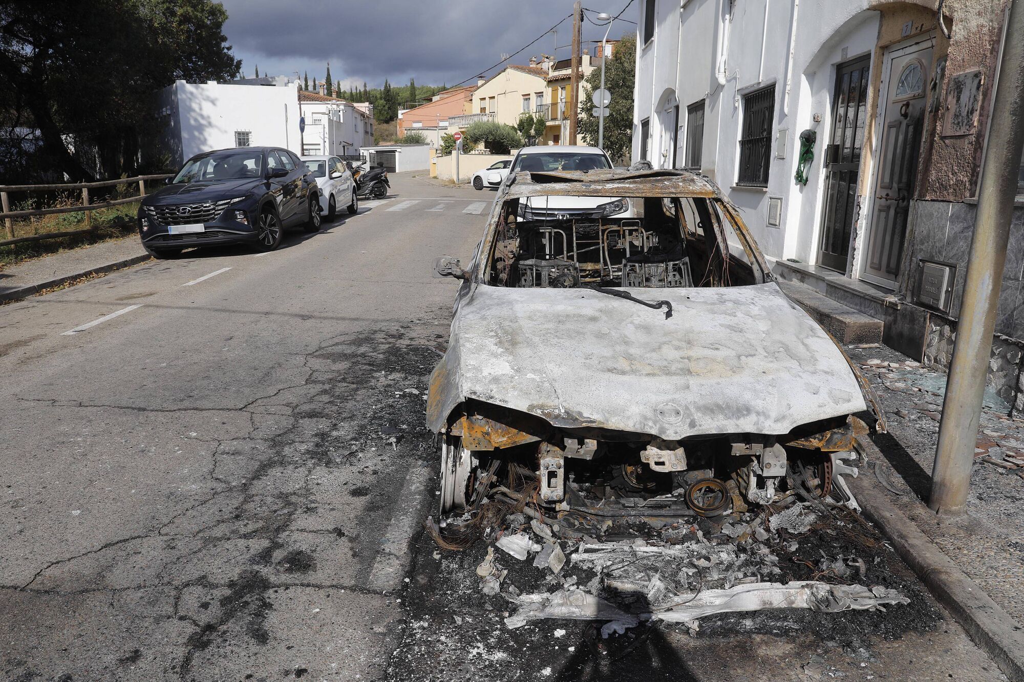 Girona. Carrer del Pou 7. Incendi cotxe cremat.