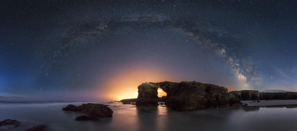 Un libro recoge cien fotografías de Daniel Llamas y Daniel Lois de los lugares más emblemáticos de Galicia inmortalizados bajo el espectáculo del cielo nocturno.