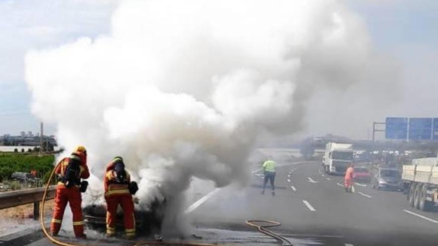 Arde un  coche en  plena autopista