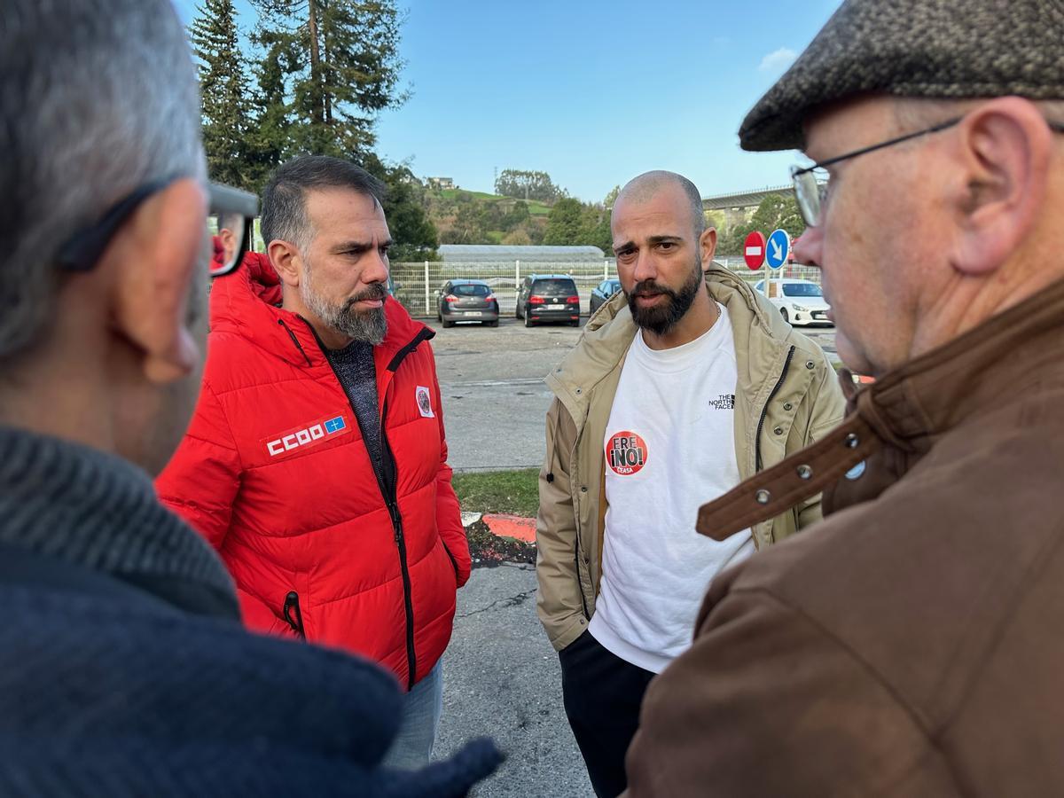 El presidente del comité de empresa, Javier García (derecha), con el representanes sindical de CC OO Asturias, José Manuel Zapico, a las puertas de la fábrica.