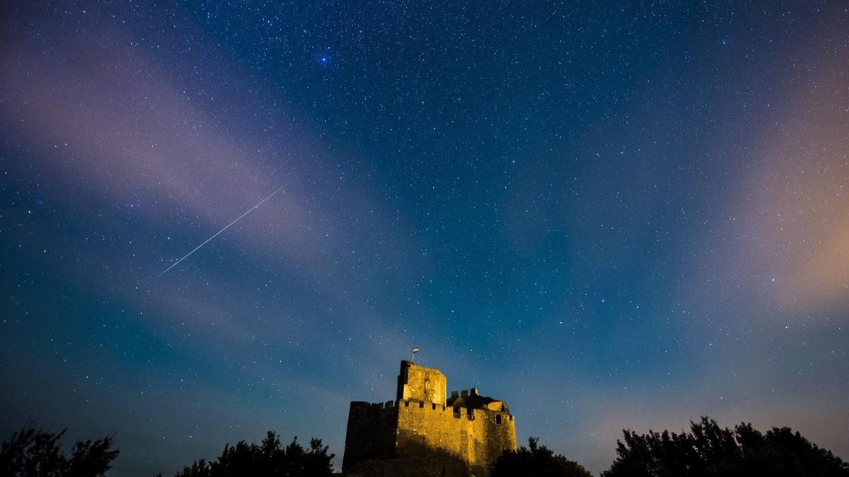 LLUVIA DE ESTRELLAS VISTA DESDE UN PUEBLO CERCANO A BUDAPEST