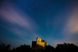 HUN01 HOLLOKO  HUNGRIA  12 08 2016 - Fotografia que muestra una lluvia de estrellas sobre el castillo de Holloko  situado en un pueblo de montana alistado en el Patrimonio Mundial de la Unesco  cerca de Budapest  Hungria  hoy  12 de agosto 2016  Las Perseidas son vistas cada mes de agosto cuando la Tierra pasa a traves de un flujo de escombros dejados por el cometa Swift-Tuttle  EFE Peter Komka PROHIBIDO SU USO EN HUNGRIA