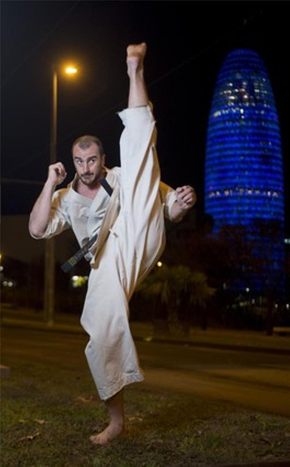 Jonathan Tineo, amb la Torre Agbar al fons, realitza un moviment al mig del carrer, dimecres passat. Jonathan Tineo, amb la Torre Agbar al fons, realitza un moviment al mig del carrer, dimecres passat.