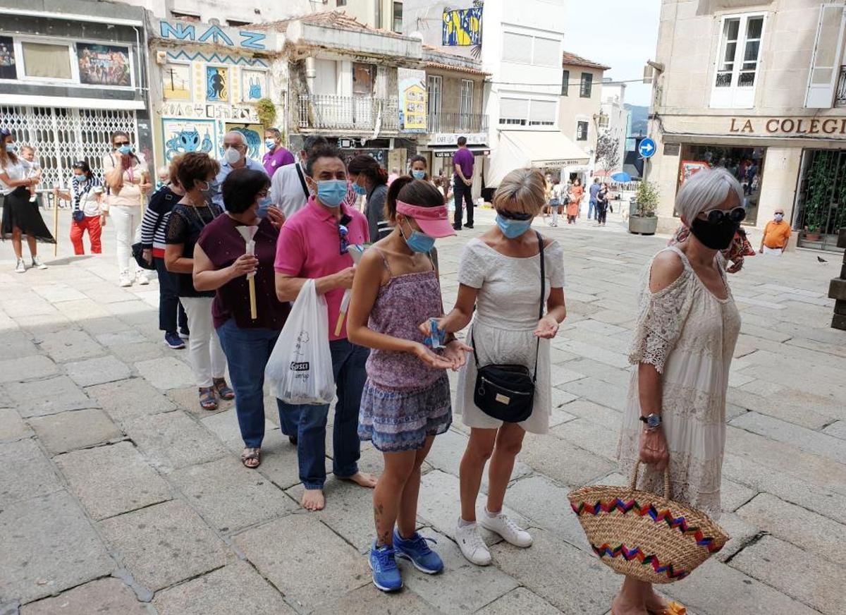 La pandemia no frena la pasión por el Cristo. A pesar de que la Covid-19 ha impedido, por primera vez en la historia, la celebración de la multitudinaria procesión, centenares de fieles recorren desde ayer las calles de la ciudad y el Casco Vello para rendirle homenaje.