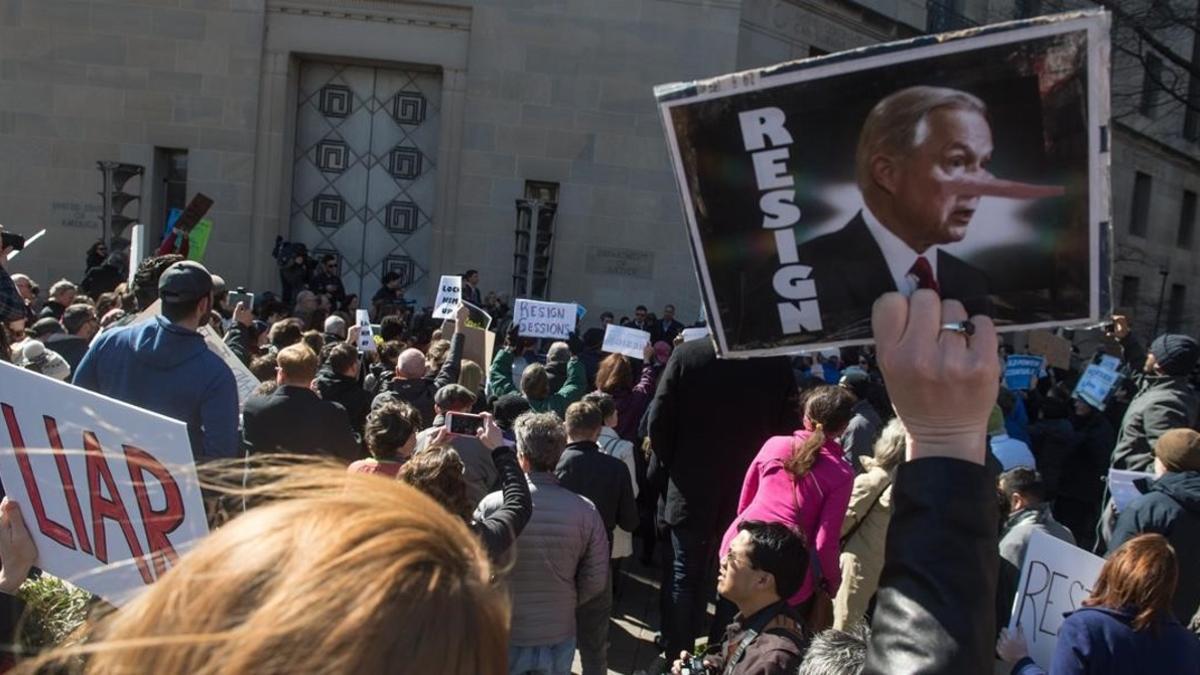 Manifestantes piden la dimisión de Sessions frente a la sede de Justicia, en Washington