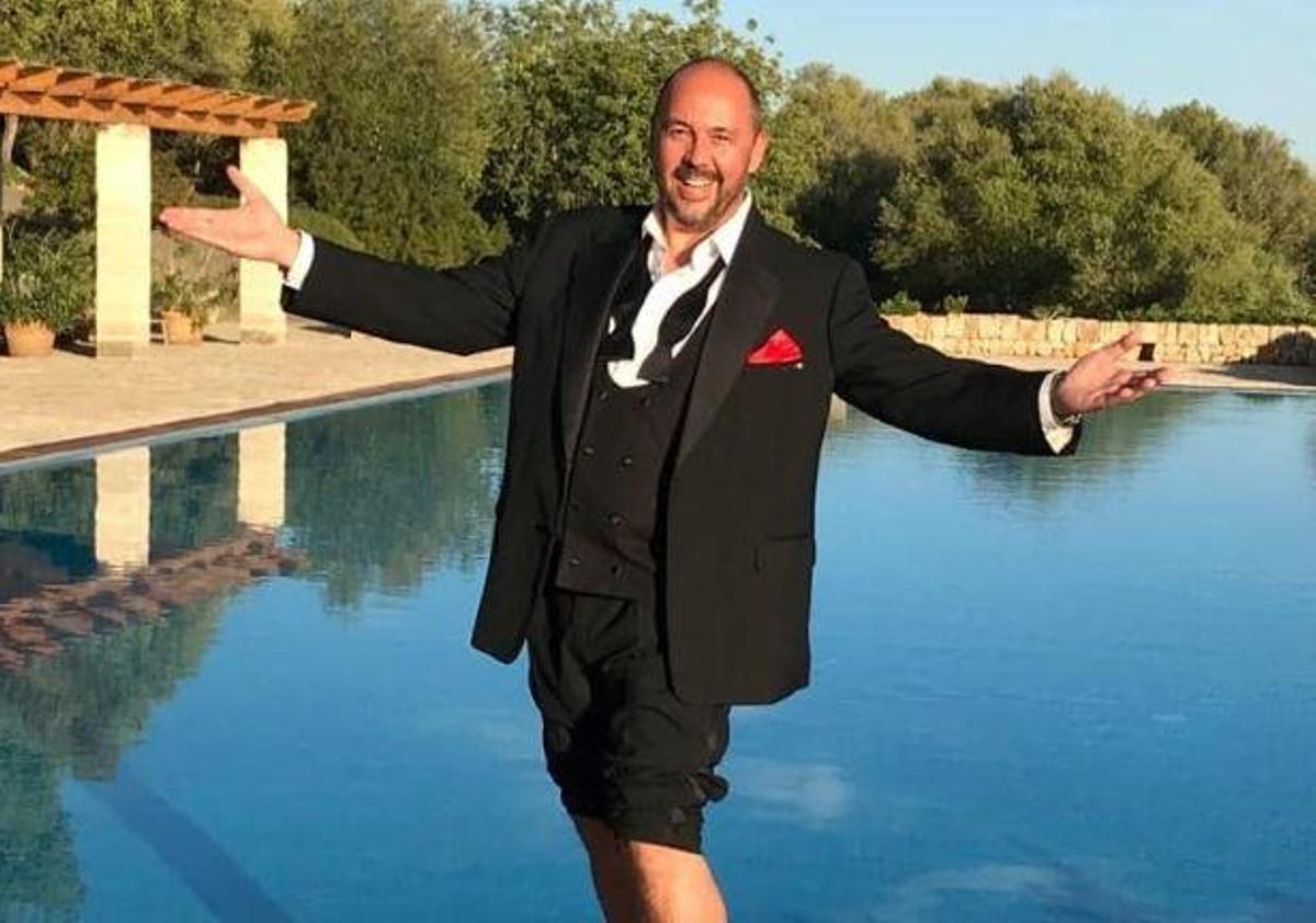 Artur Frank am Pool der Kulturfinca.