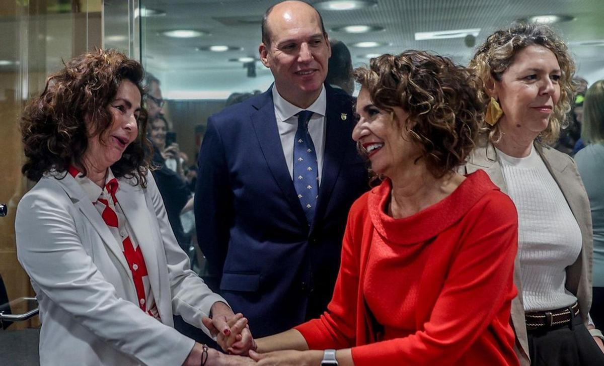 La consejera canaria de Hacienda, Matilde Asián, a la izquierda, con la ministra de Hacienda, María Jesus Montero, en un Consejo de Política Fiscal y Financiera.