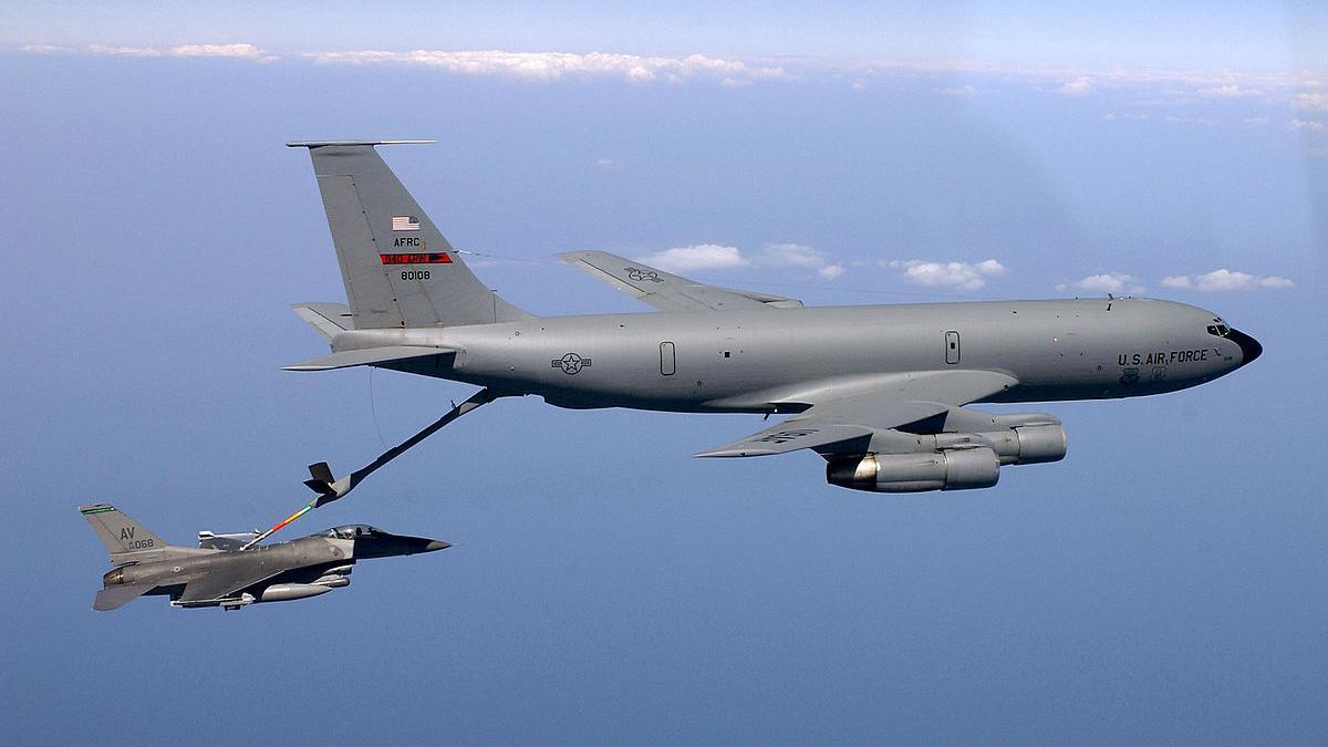 Un modelo del avión cisterna KC-135, protagonista de los hechos, repostando a un cazo