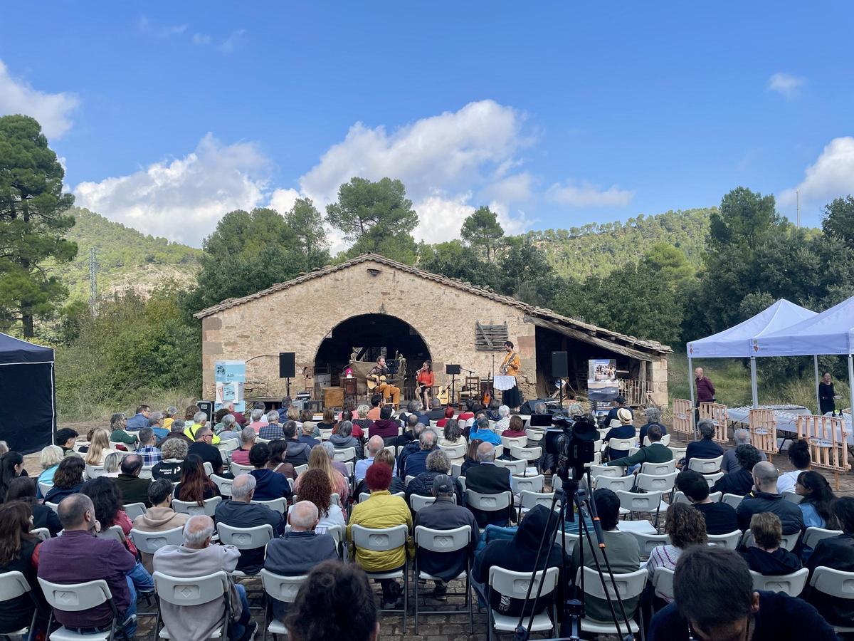 Un dels aplecs a l'era de Cal Viladés, durant el concert d'Henrio i Alba Careta