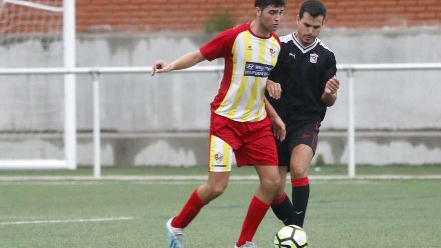 Un jugador del Alertanavia controla un balón durante un partido. // José Lores