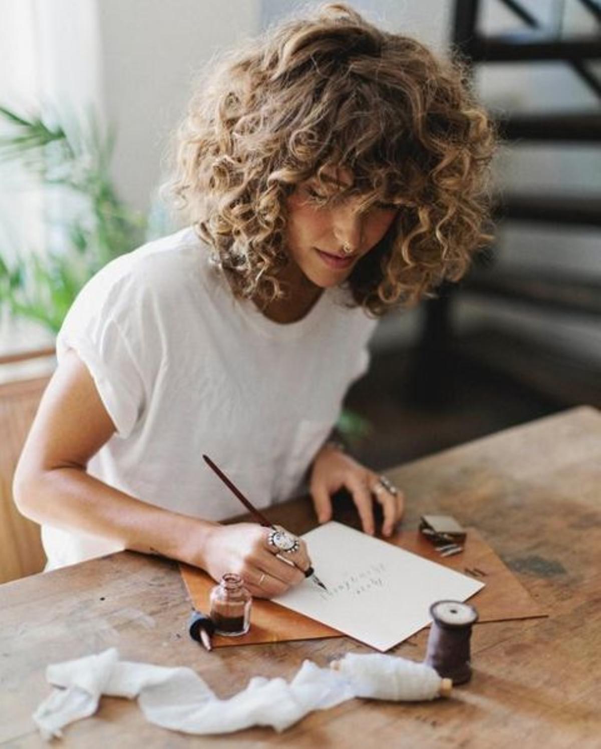 Cortes pelo rizado: melena midi con volumen y flequillo