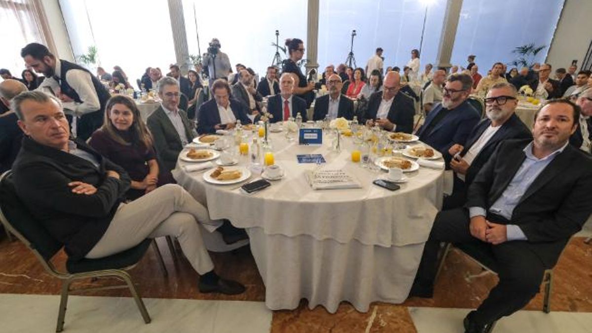 Mesa presidencial con el ministro, los patrocinadores y el delegado del Gobierno en Canarias.