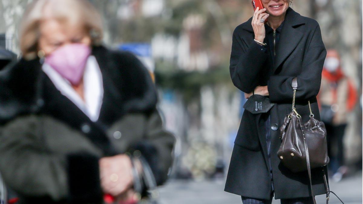 La mascarilla ya no es obligatoria en exteriores. En la foto, una mujer habla por teléfono sin mascarilla en una calle de Madrid.