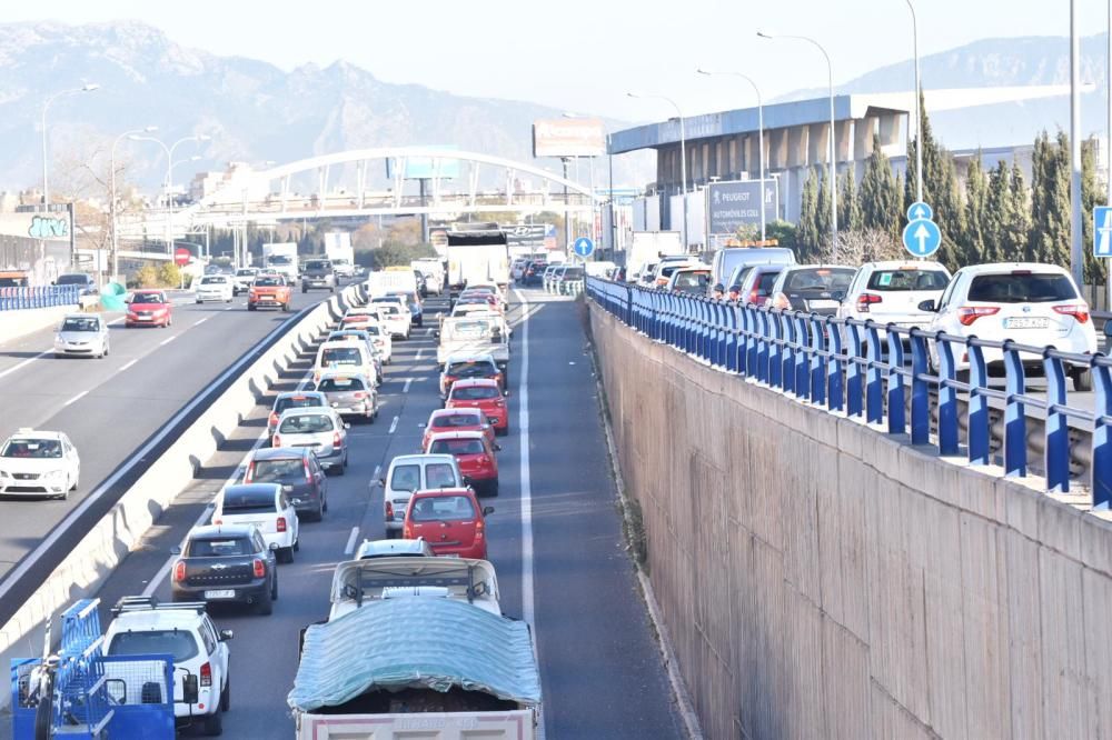 La colisión de tres camiones y dos coches colapsa la Vía de Cintura