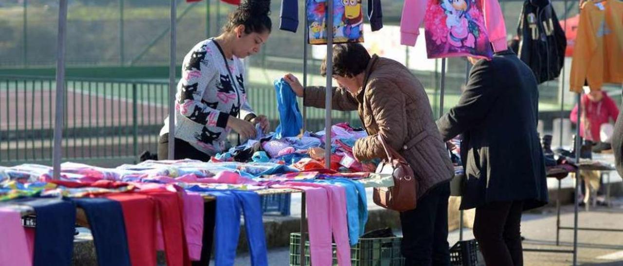 Uno de los puestos de la feria de ayer en Barro, que organiza el clan de los Morones. // G. Santos