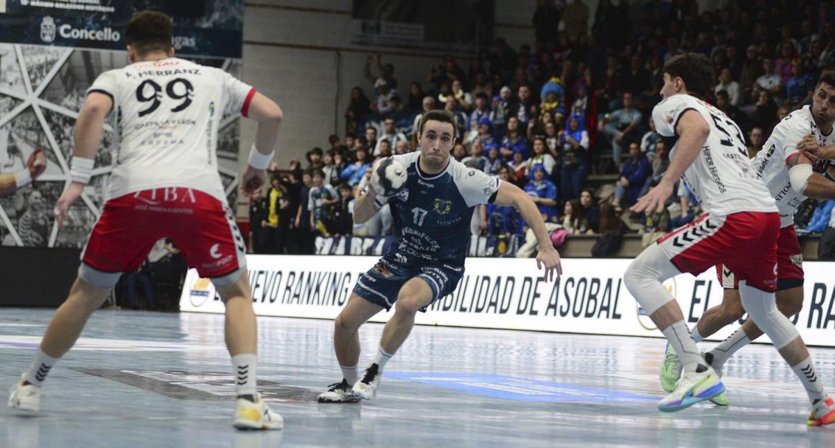 Manu Pérez en una acción ofensiva del encuentro de ayer entre el Frigoríficos y el Viveros Herol Nava. | GONZALO NÚÑEZ