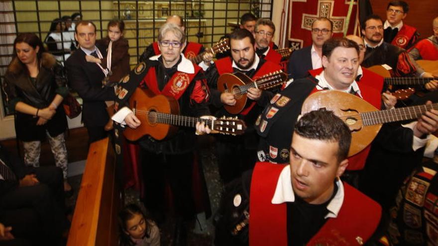 La tuna de Derecho en una ronda de Semana Santa