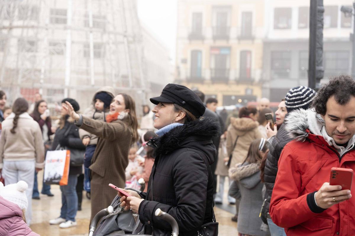 Los niños pacenses se comen las uvas de gominola en las campanadas de San Juan