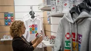 El metro de Barcelona estrena su primera tienda de suvenires y 'merchandising': "Estábamos esperando a que abriera"