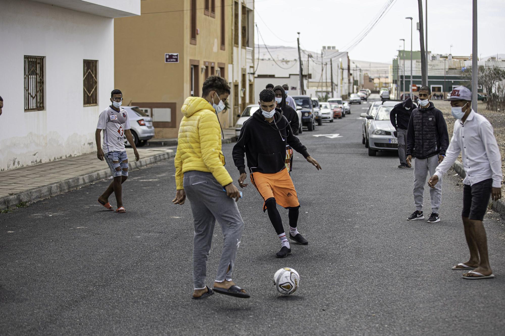 Migrantes fuera del CIE El Matorral en Fuerteventura