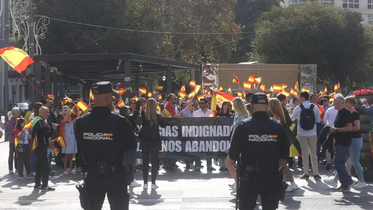 Concentración policial en Alicante por el descontento con la gestión de la DANA