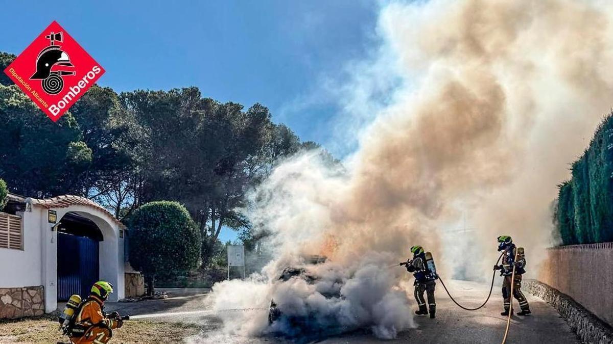Los bomberos del parque de Benissa evitaron que el fuego se propagara