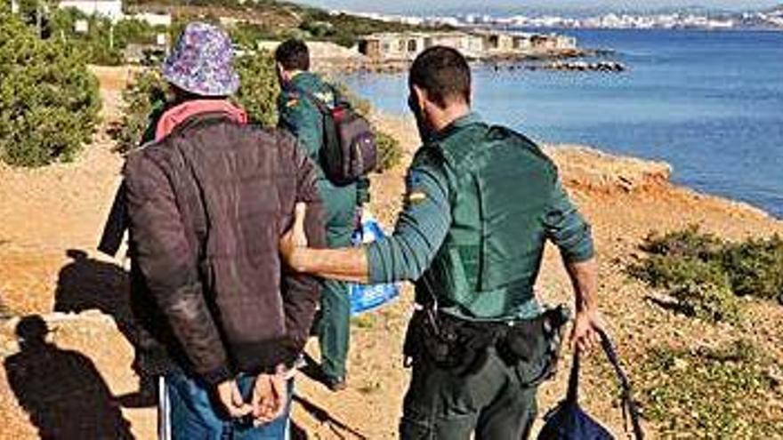 Agentes de la Guardia Civil detienen a algunos de los argelinos llegados el miércoles a la zona de sa Sal Rossa.