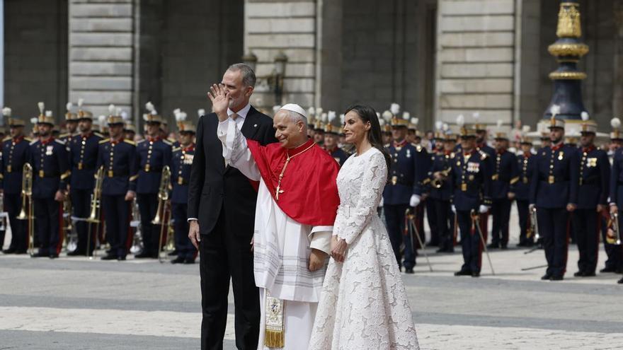 Libros, monedas, productos asturianos y medallas: estos son los regalos que se han intercambiado los Reyes y León XIV tras la llegada del papa a España