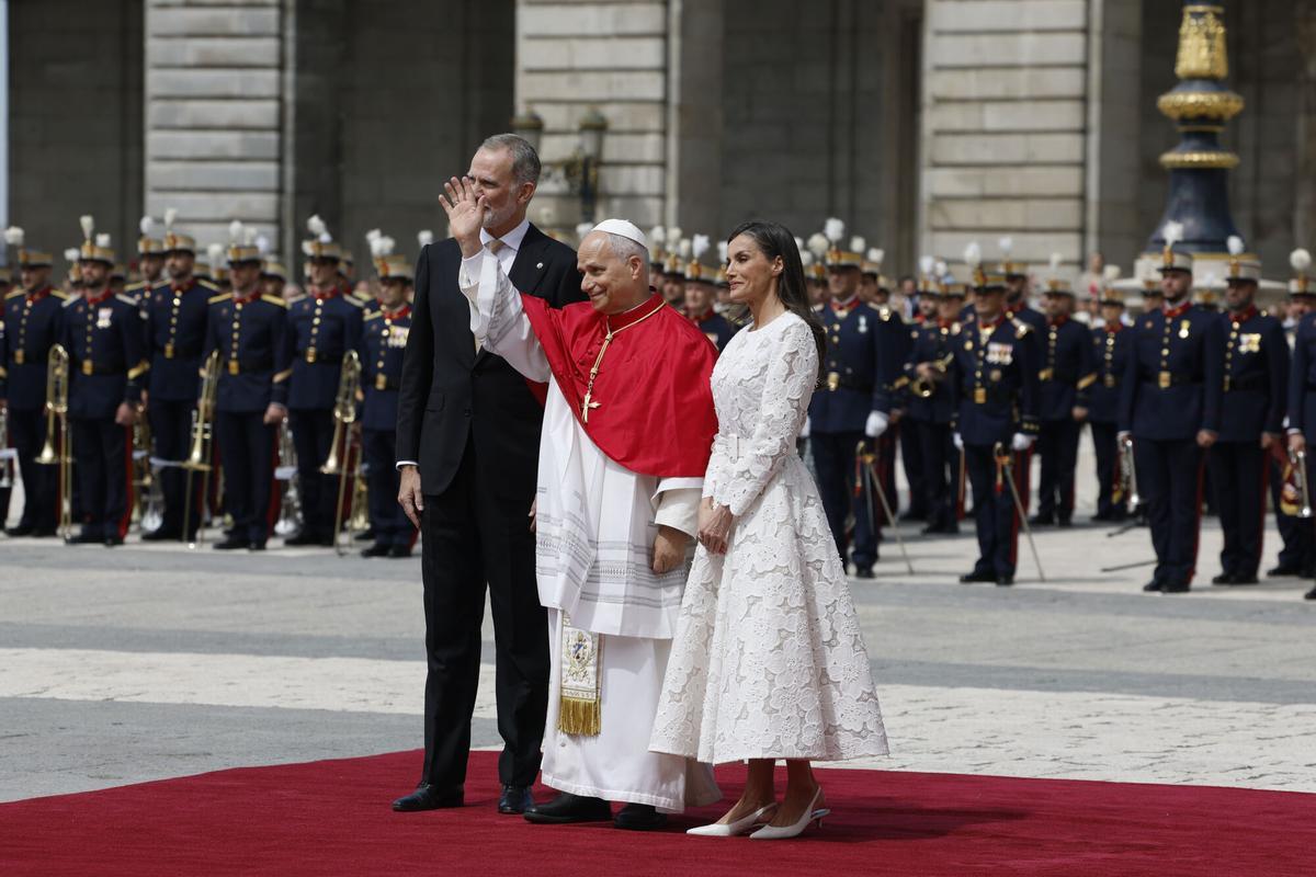 Los reyes Felipe y Letizia reciben al papa León VIX a su llegada al Palacio Real