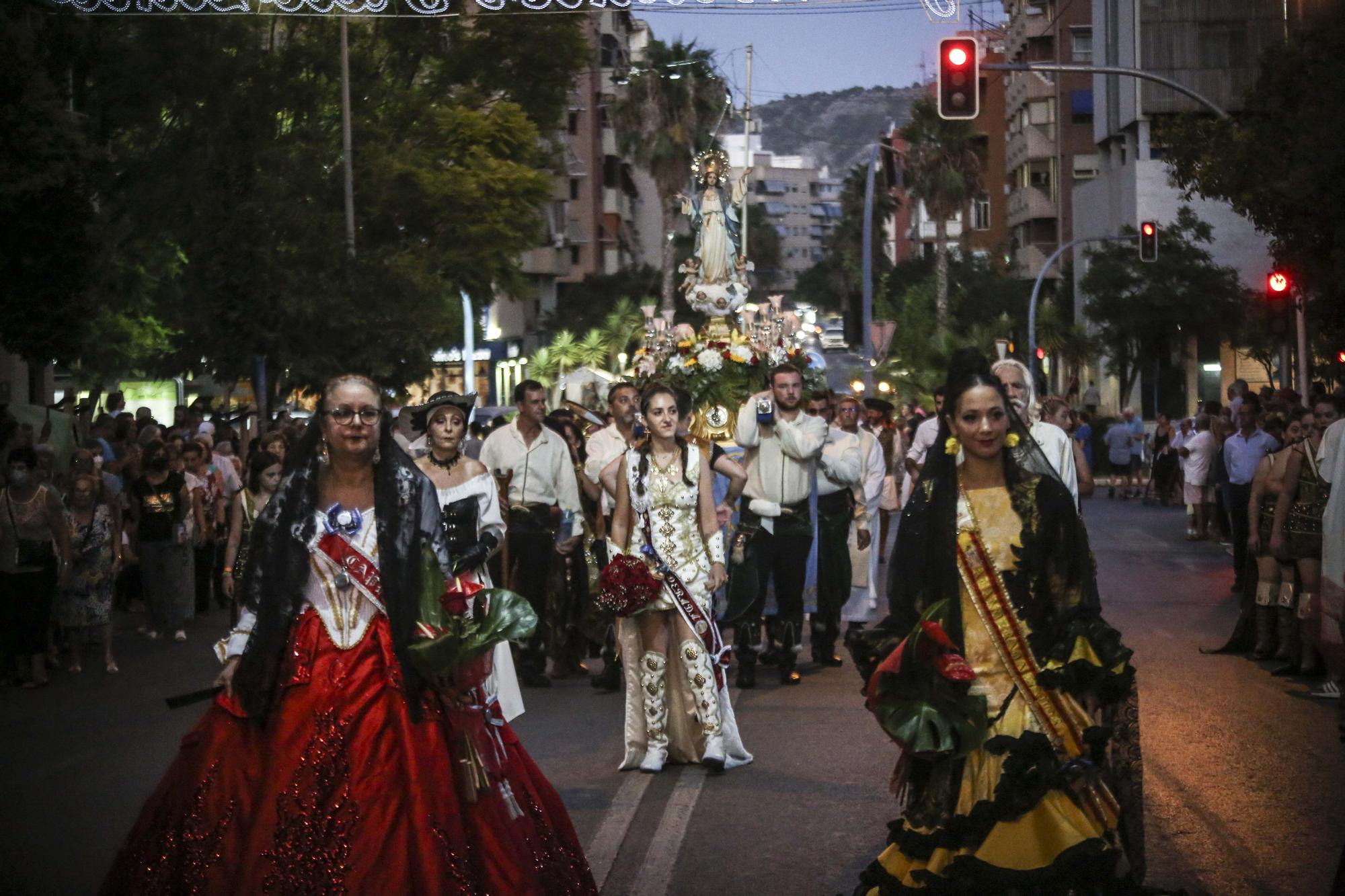 Altozano rinde homenaje a la Virgen de la Asunción tras los desfiles de Moros y Cristianos